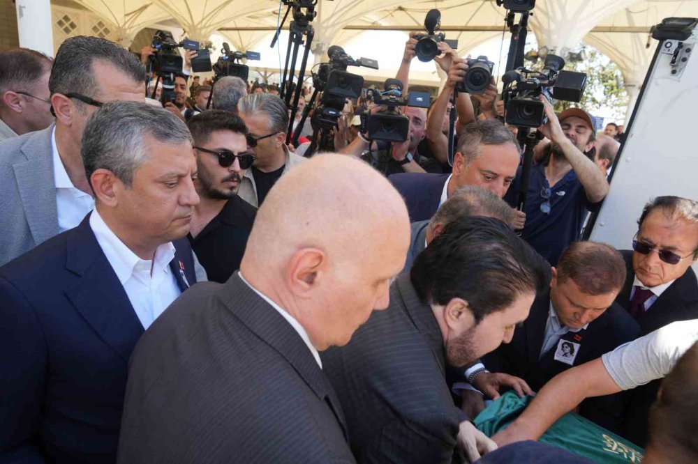 Olcay Baykal Son Yolculuğuna Uğurlandı.. Deniz Baykal’ın Yanına Defnedildi!