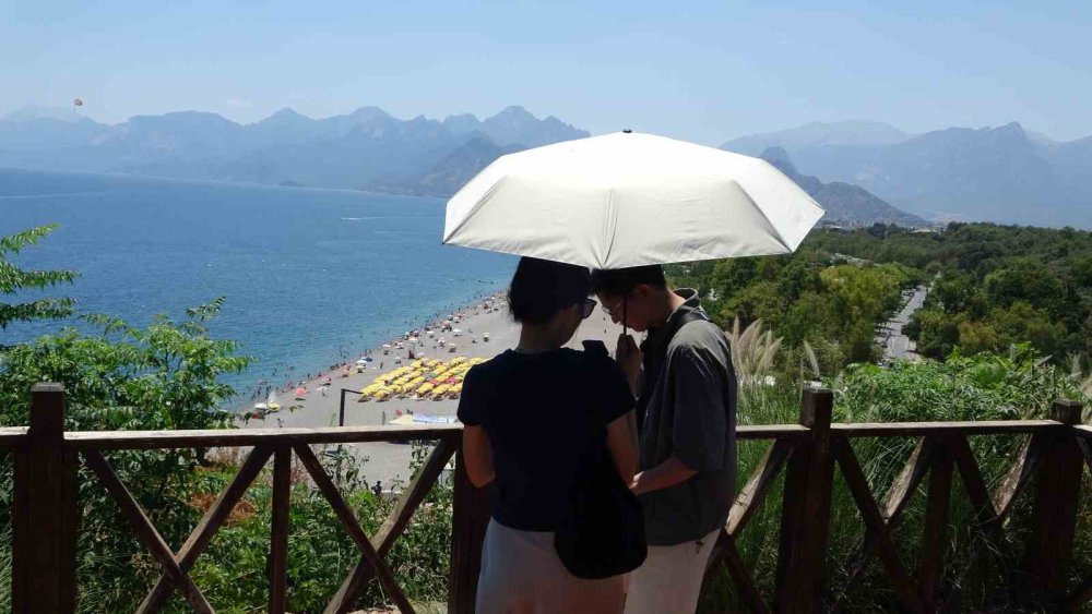 Termometrelerin 43 Dereceyi Gösterdiği Antalya’da Sahiller Doldu