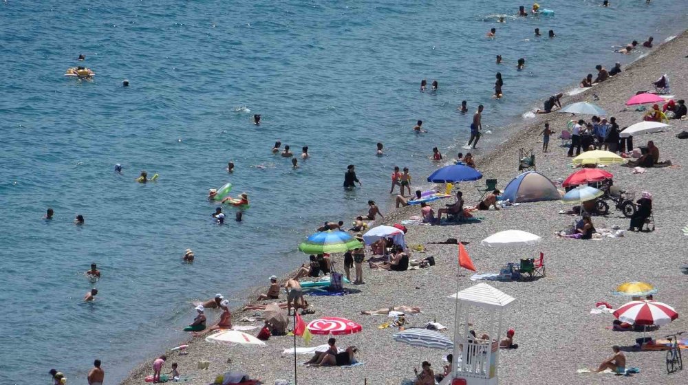 Termometrelerin 43 Dereceyi Gösterdiği Antalya’da Sahiller Doldu