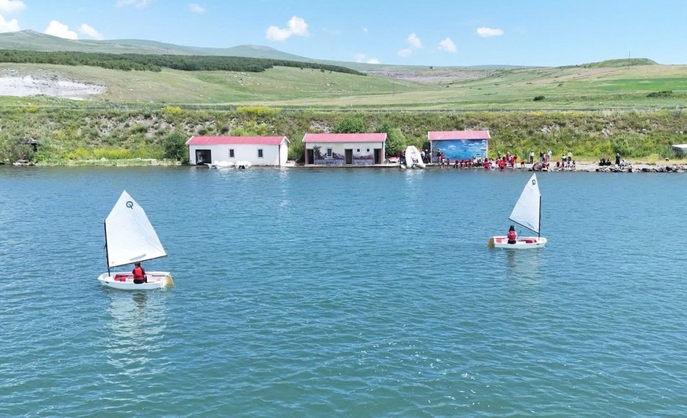 Çıldır Gölü'nde Yelken Eğitimi Başladı.. 32 Sporcu Anadolu Ligi'ne Hazırlanıyor!