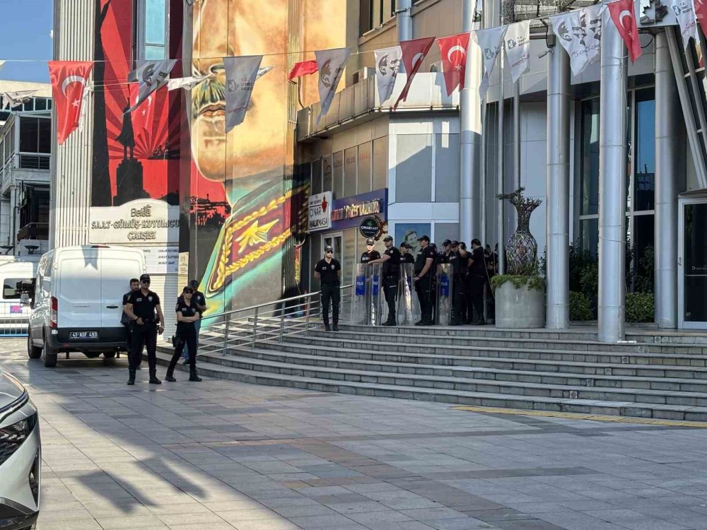 İzmit Belediyesi'ne Operasyon.. Başkan Fatma Kaplan Hürriyet ve Eşi Gözaltına Alındı!