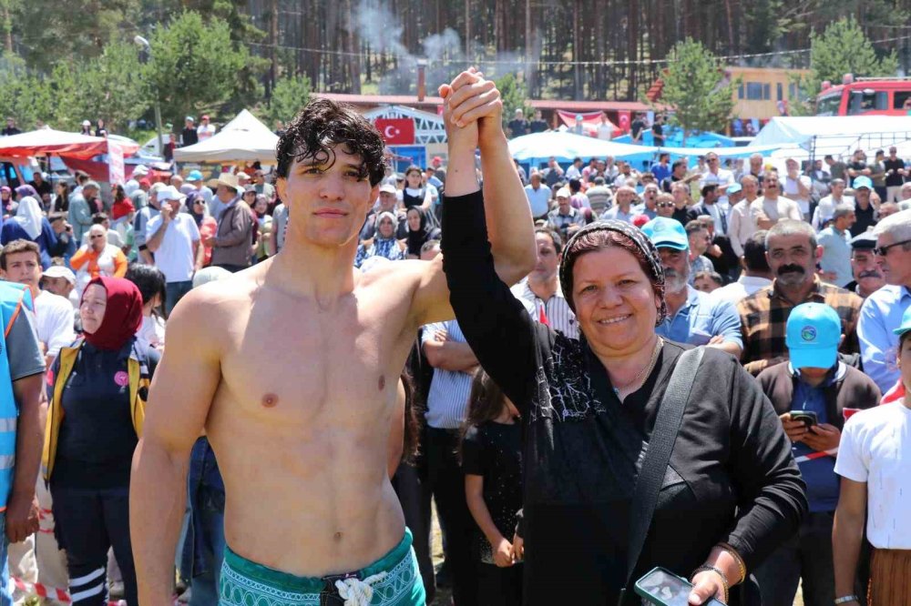 Şenkaya Bal Festivali Sona Erdi.. Organizasyona Yaklaşık 20 Bin Kişinin Katıldığı Açıklandı!