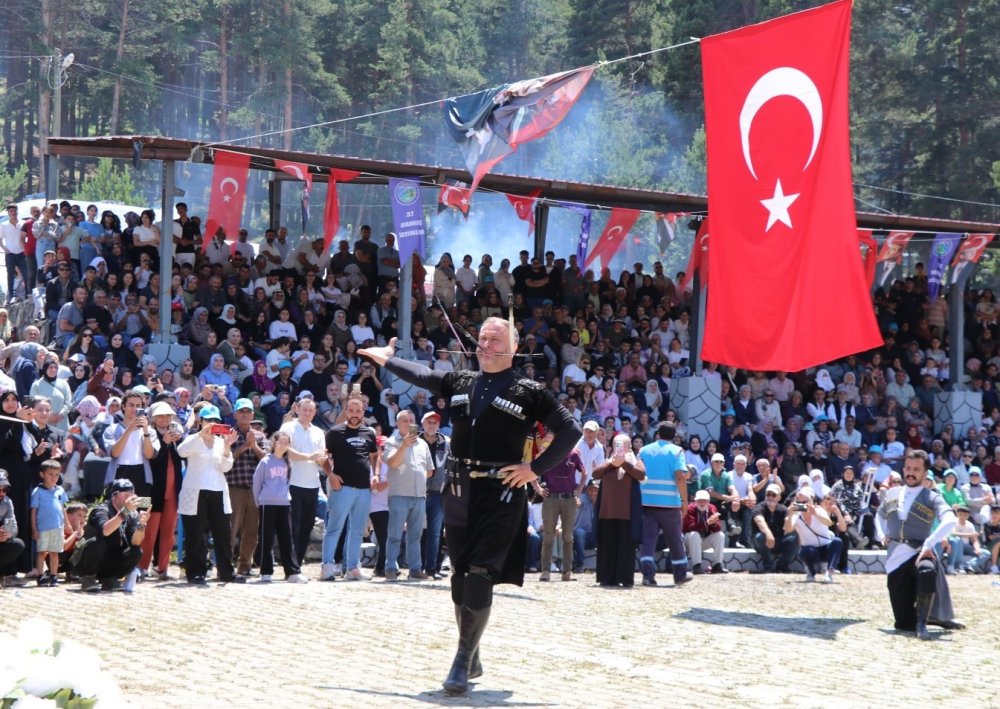 Şenkaya Bal Festivali Sona Erdi.. Organizasyona Yaklaşık 20 Bin Kişinin Katıldığı Açıklandı!