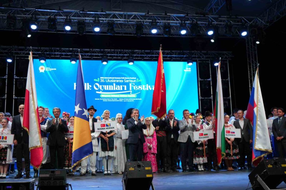 36. Uluslararası Samsun Halk Oyunları Festivali Renkli Görüntülerle Başladı