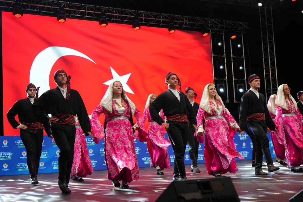 36. Uluslararası Samsun Halk Oyunları Festivali Renkli Görüntülerle Başladı