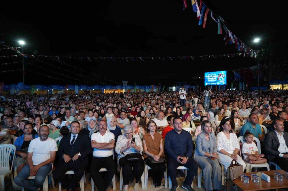 36. Uluslararası Samsun Halk Oyunları Festivali Renkli Görüntülerle Başladı