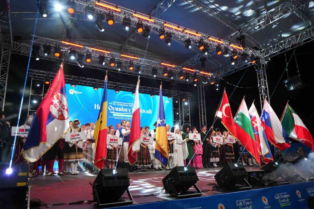 36. Uluslararası Samsun Halk Oyunları Festivali Renkli Görüntülerle Başladı