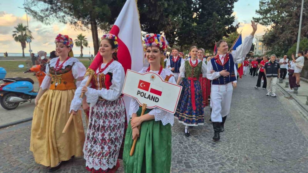 36. Uluslararası Samsun Halk Oyunları Festivali Renkli Görüntülerle Başladı