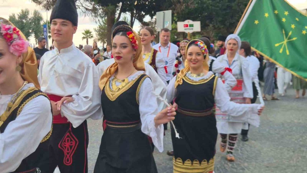 36. Uluslararası Samsun Halk Oyunları Festivali Renkli Görüntülerle Başladı