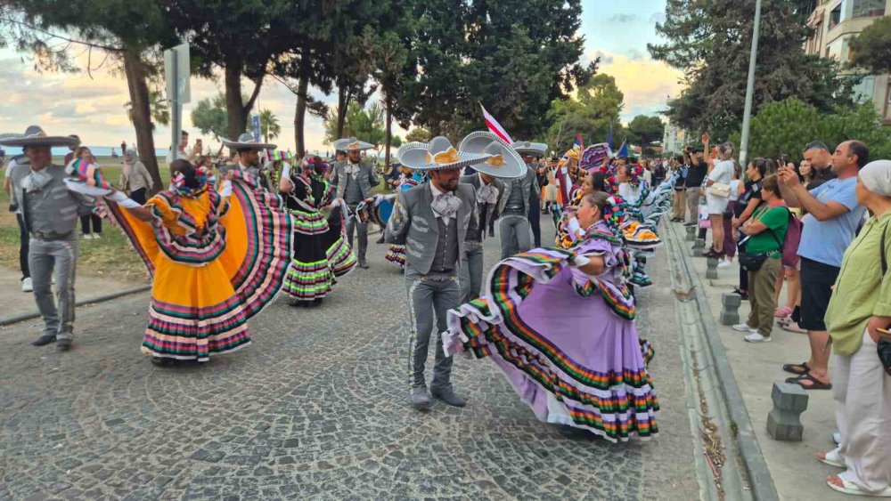 36. Uluslararası Samsun Halk Oyunları Festivali Renkli Görüntülerle Başladı