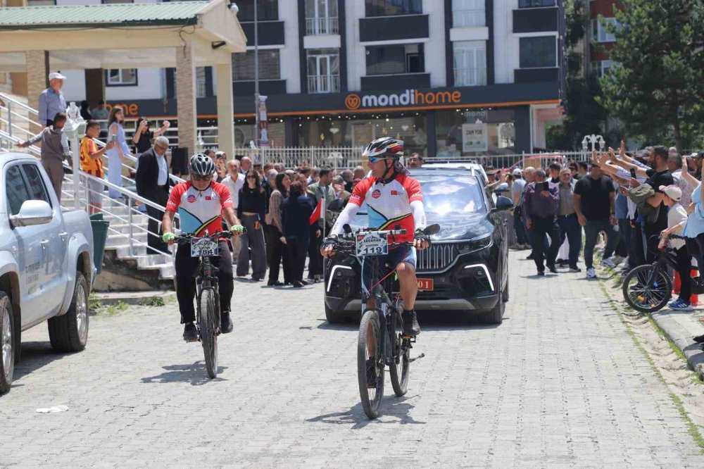 ‘Bisiklet ve Tayt Tartışmaları’yla Gündeme Gelen Vali Çiçekli.. Ardahan’dan Ayrıldı!