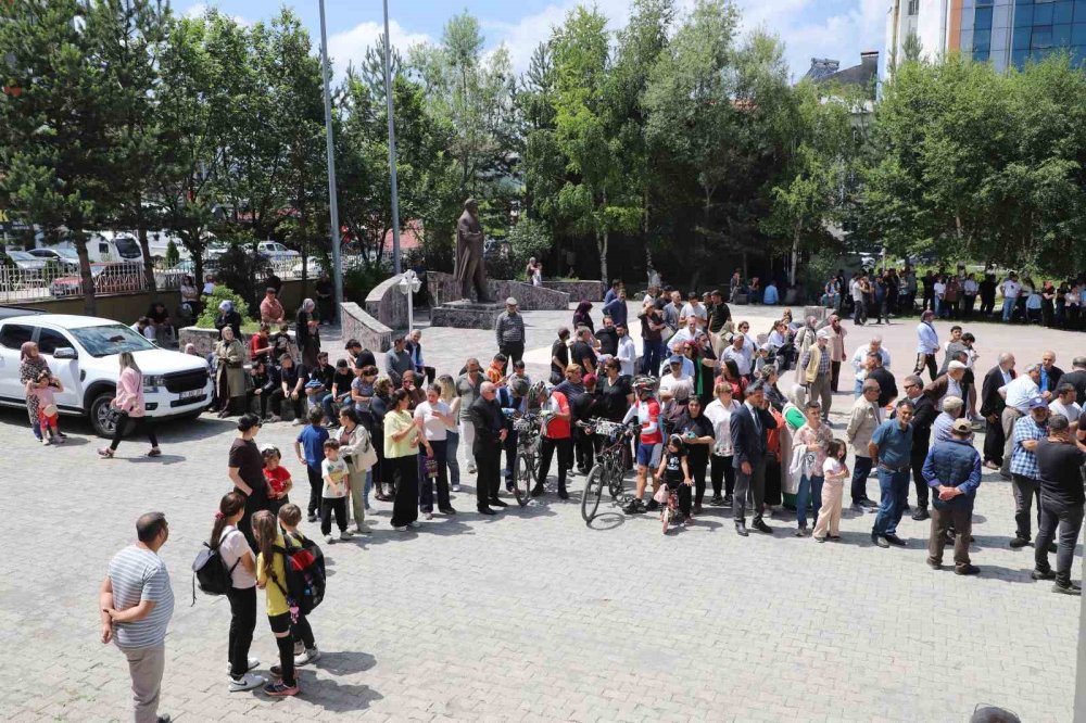 ‘Bisiklet ve Tayt Tartışmaları’yla Gündeme Gelen Vali Çiçekli.. Ardahan’dan Ayrıldı!