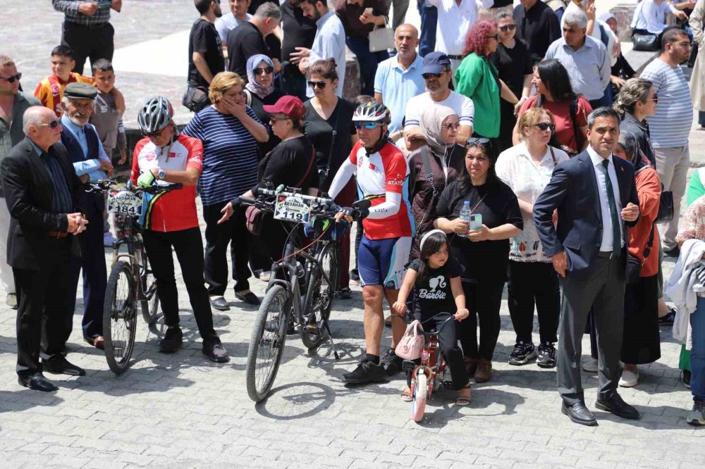 ‘Bisiklet ve Tayt Tartışmaları’yla Gündeme Gelen Vali Çiçekli.. Ardahan’dan Ayrıldı!