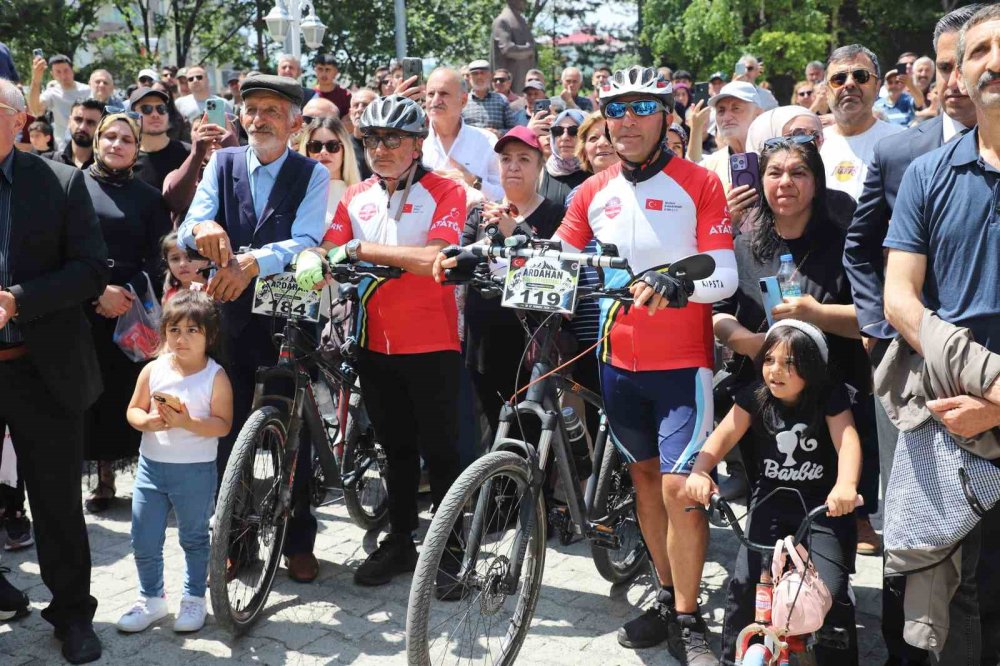 ‘Bisiklet ve Tayt Tartışmaları’yla Gündeme Gelen Vali Çiçekli.. Ardahan’dan Ayrıldı!