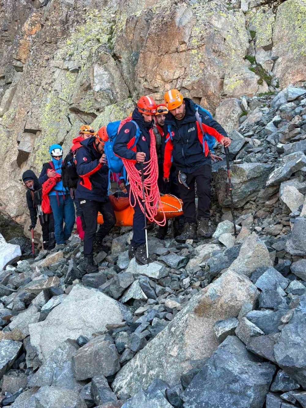 Kaçkar Dağları’nda Yaralanan Dağcı Kurtarıldı.. Tedavi İçin Erzurum’a Götürüldü!