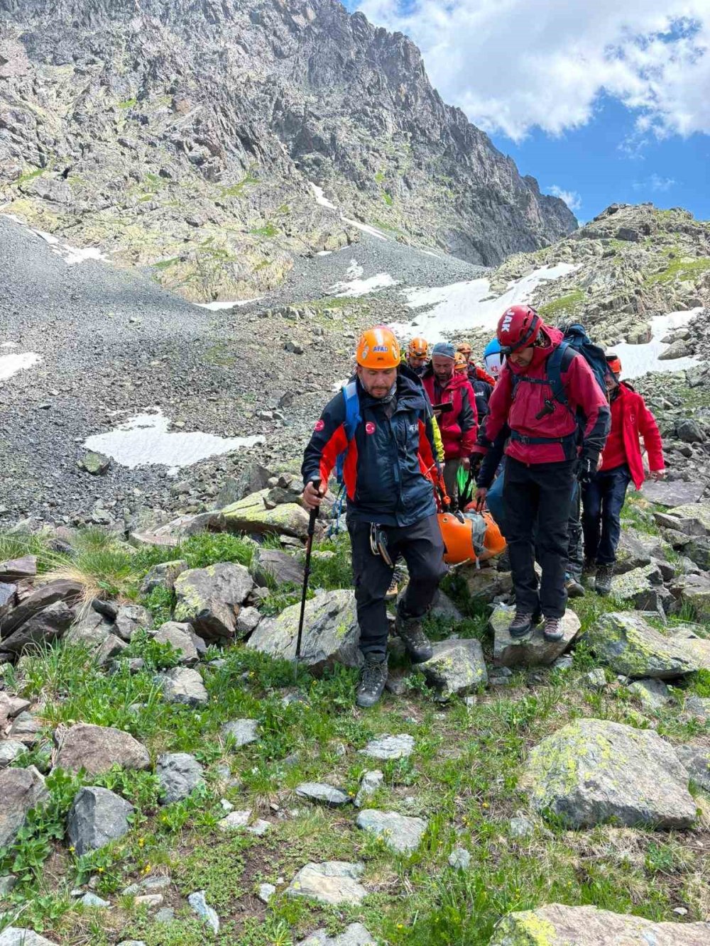 Kaçkar Dağları’nda Yaralanan Dağcı Kurtarıldı.. Tedavi İçin Erzurum’a Götürüldü!