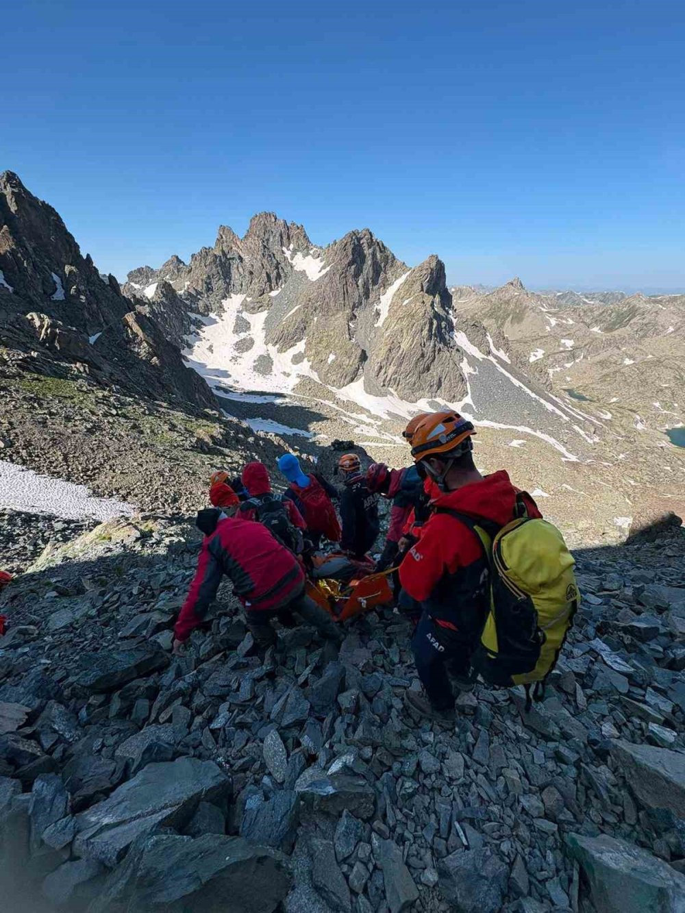 Kaçkar Dağları’nda Yaralanan Dağcı Kurtarıldı.. Tedavi İçin Erzurum’a Götürüldü!
