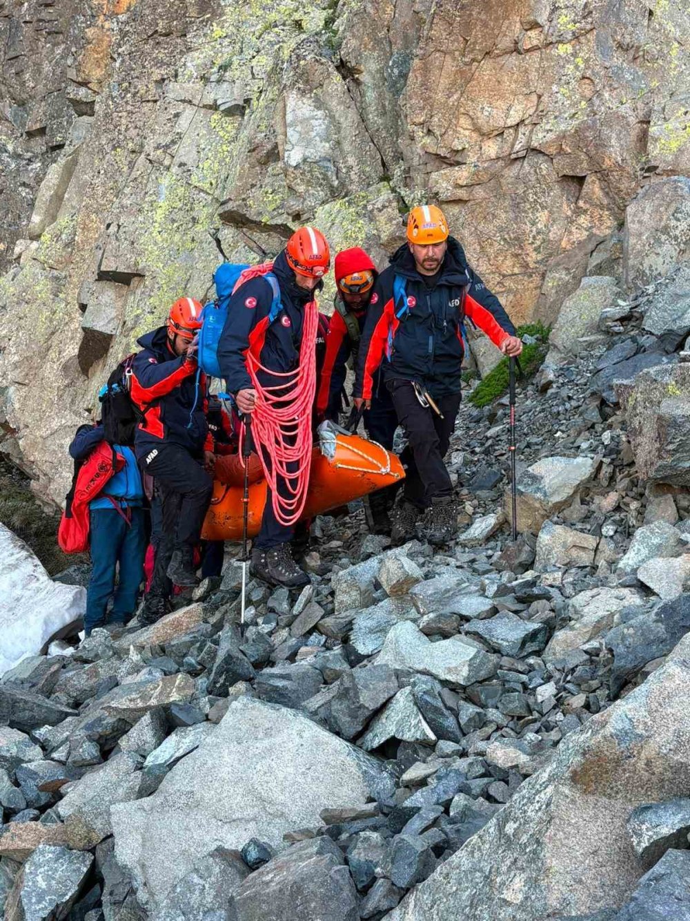 Kaçkar Dağları’nda Yaralanan Dağcı Kurtarıldı.. Tedavi İçin Erzurum’a Götürüldü!