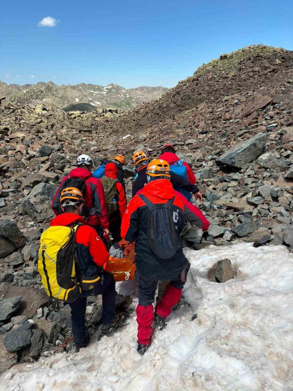 Kaçkar Dağları’nda Yaralanan Dağcı Kurtarıldı.. Tedavi İçin Erzurum’a Götürüldü!