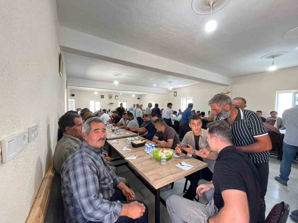 Akyaka’da Aynı Gün İki Çalışma.. Taziye Evi Hizmete Girdi, Yol İncelemesi Yapıldı!