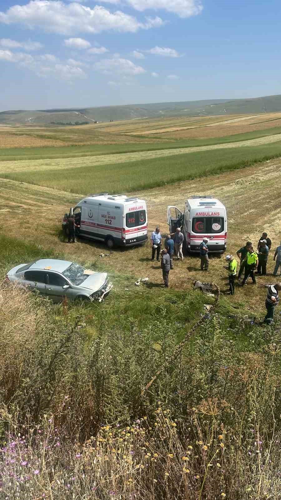 Arpaçay Yolunda Kaza.. Kontrolden Çıkan Otomobil Şarampole Devrildi, 2 Yaralı!