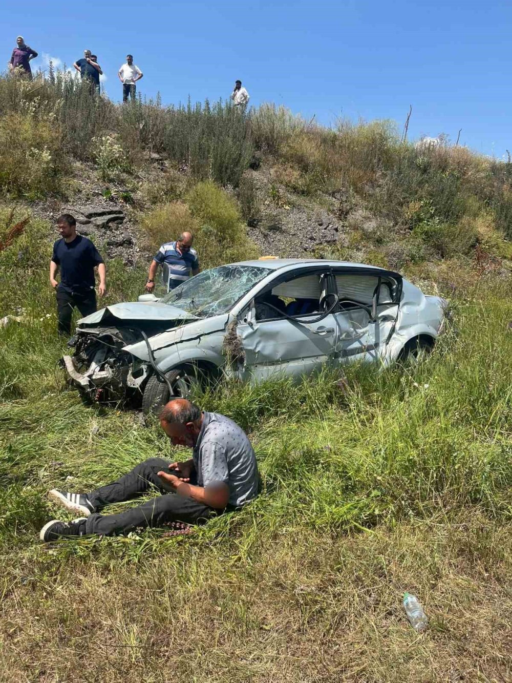 Arpaçay Yolunda Kaza.. Kontrolden Çıkan Otomobil Şarampole Devrildi, 2 Yaralı!