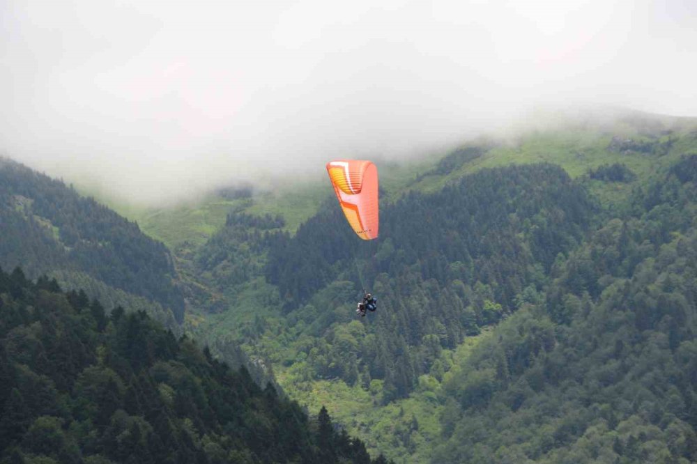 Turistler Uzungöl’ü Gökyüzünden Keşfediyor