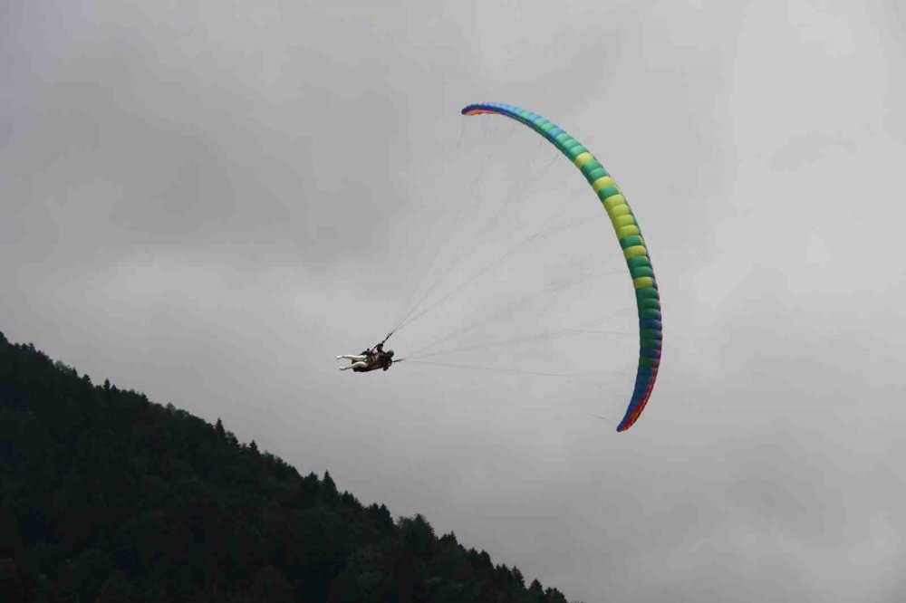 Turistler Uzungöl’ü Gökyüzünden Keşfediyor