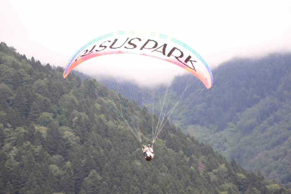 Turistler Uzungöl’ü Gökyüzünden Keşfediyor