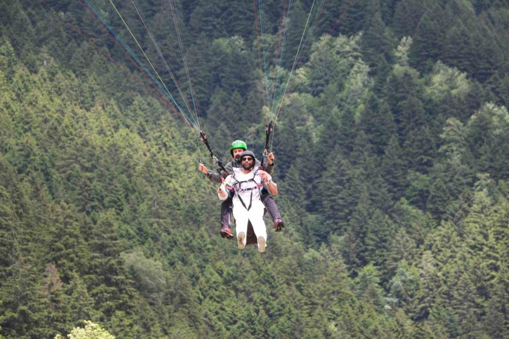 Turistler Uzungöl’ü Gökyüzünden Keşfediyor