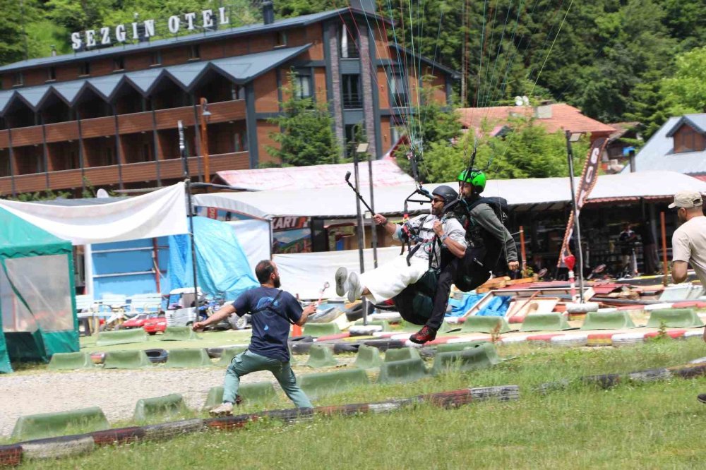 Turistler Uzungöl’ü Gökyüzünden Keşfediyor
