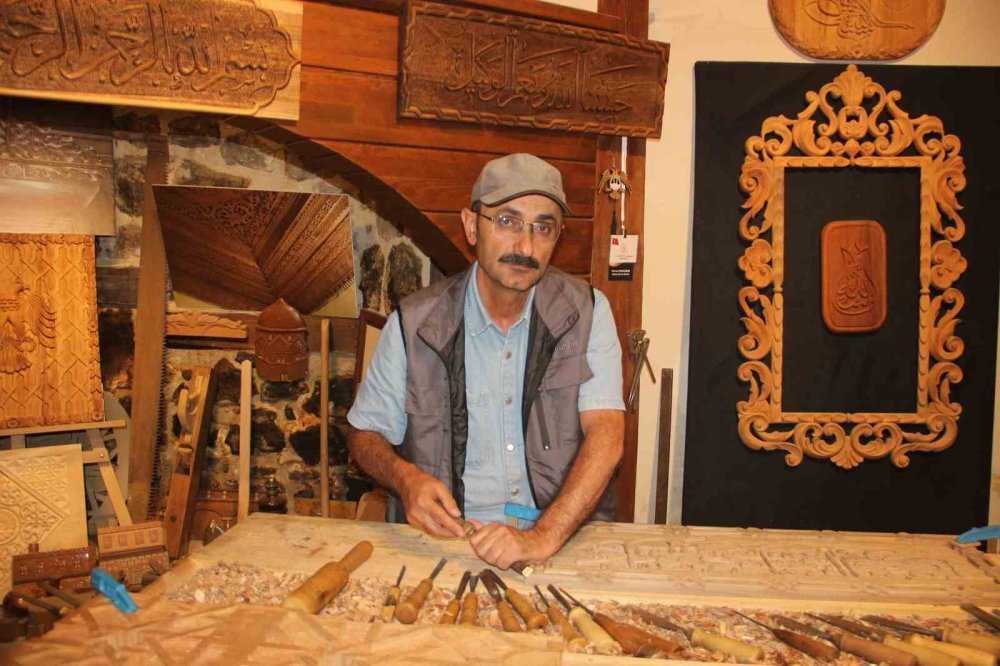 Ahşabı Sanata Dönüştüren Usta.. Erzurum’da Geleneksel Oymacılığı Yaşatıyor!