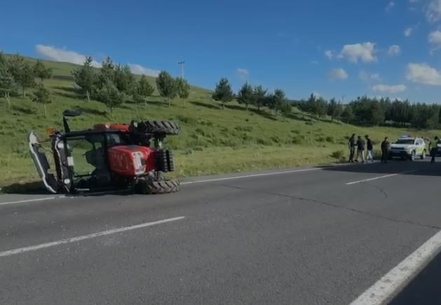 Ardahan-Kars Yolunda Traktör Kazası.. Direksiyon Hakimiyetini Kaybeden Sürücü Yaralandı!