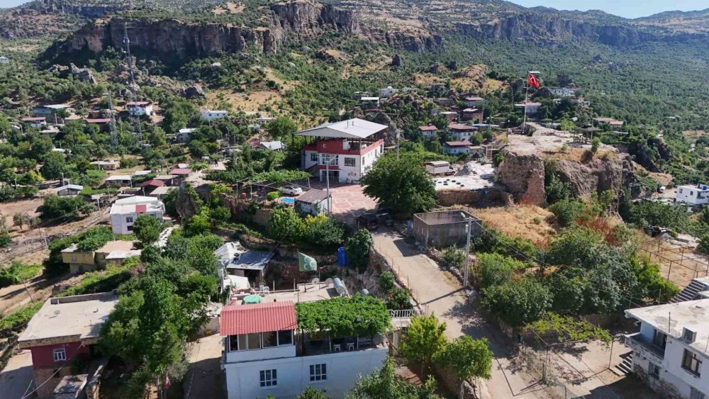 Boşat Kalesi’nde Tarihin İzleri.. Sasanilere Ait Kabartma Dikkat Çekiyor!
