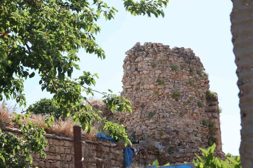 Boşat Kalesi’nde Tarihin İzleri.. Sasanilere Ait Kabartma Dikkat Çekiyor!