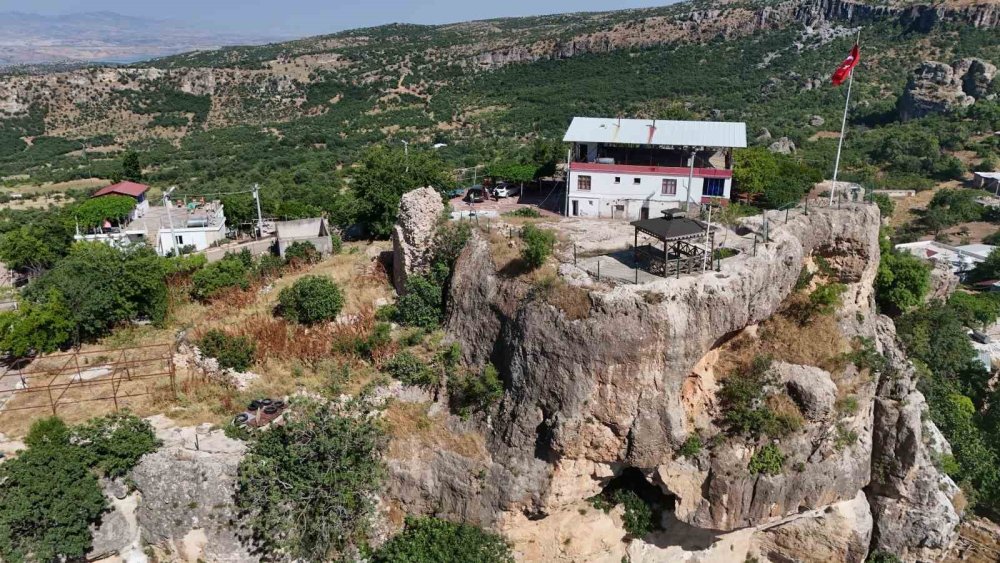Boşat Kalesi’nde Tarihin İzleri.. Sasanilere Ait Kabartma Dikkat Çekiyor!
