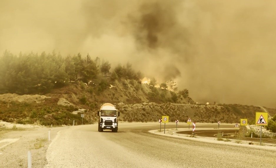 Fethiye-Antalya Kara Yolu Yangın Nedeniyle Trafiğe Kapatıldı