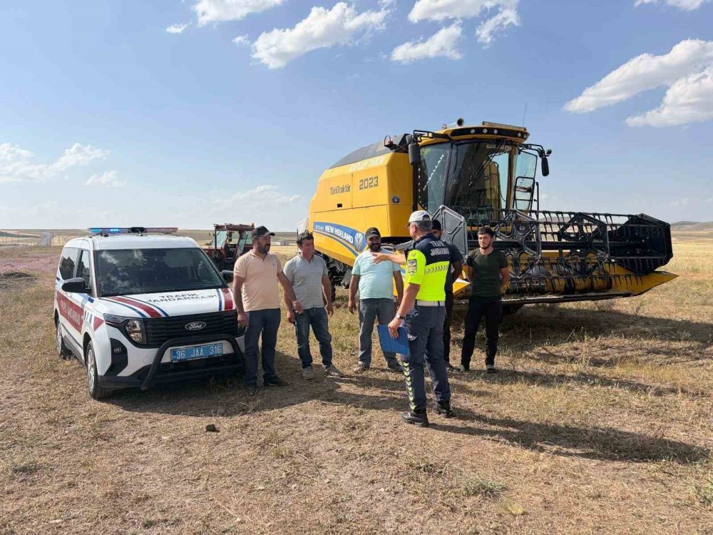 Kars’ta Jandarmadan Hasat Mesaisi.. Traktör ve Biçerdöver Sürücüleri Uyarıldı!
