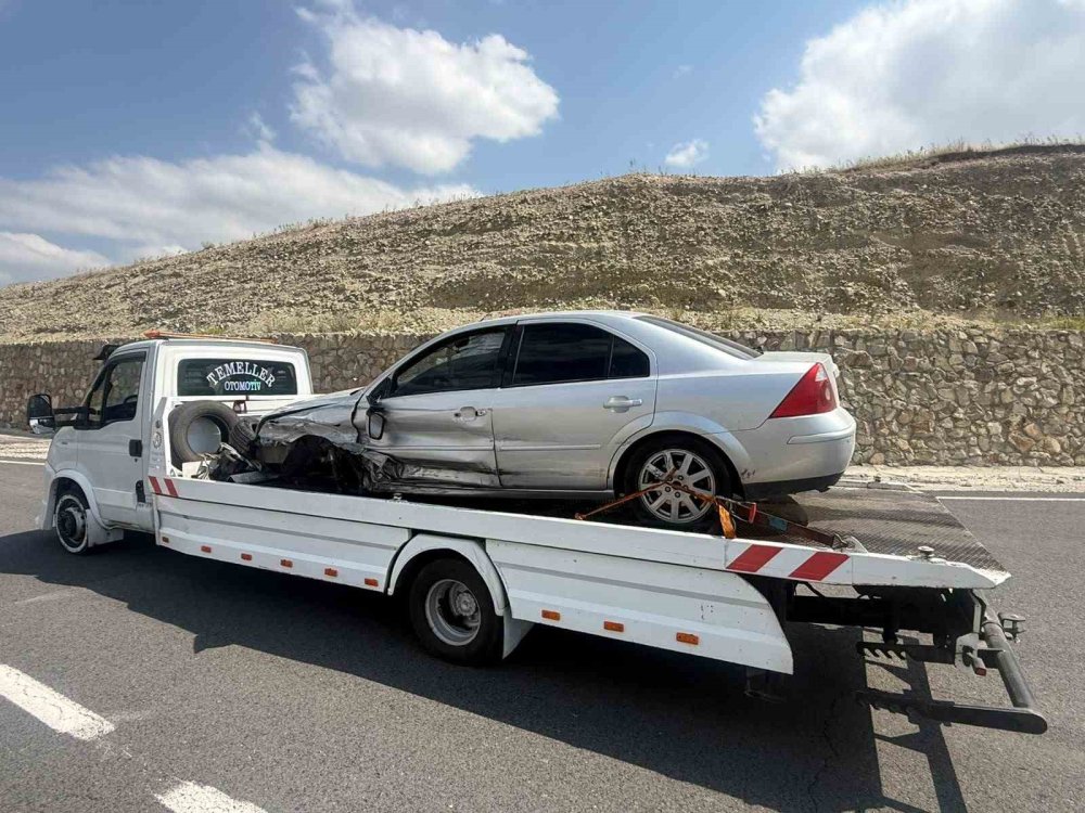 Sarıkamış’ta Kontrolden Çıkan Otomobil Refüje Çarptı.. Sürücü Hastaneye Kaldırıldı!
