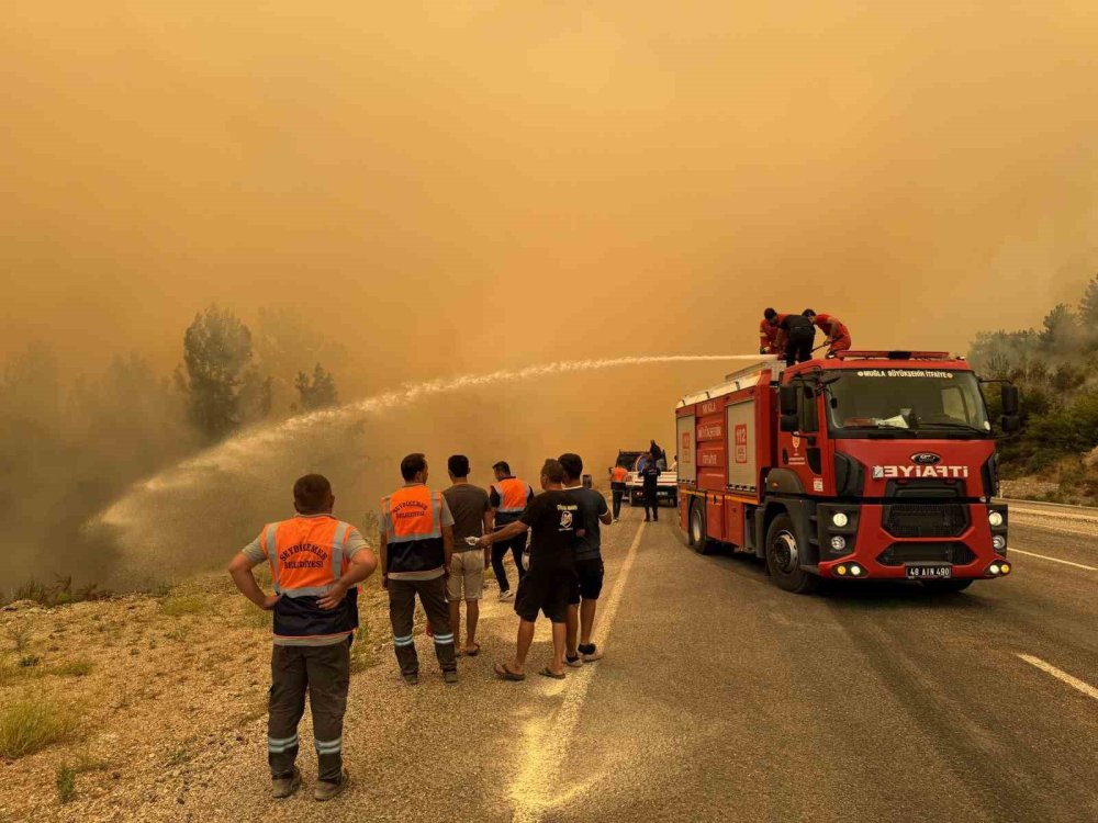 Seydikemer Yangını 8 Saattir Sürüyor