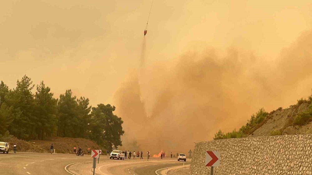 Seydikemer Yangını 8 Saattir Sürüyor