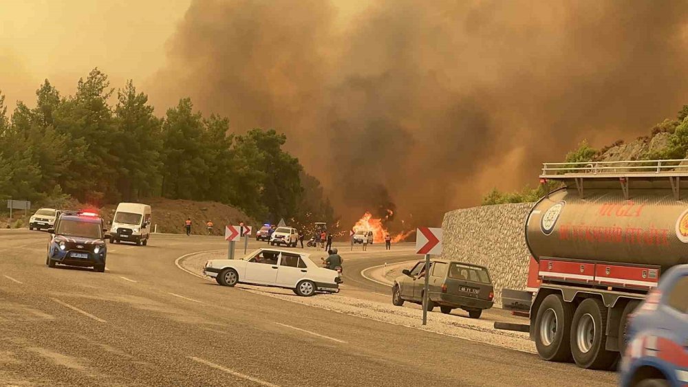 Seydikemer Yangını 8 Saattir Sürüyor