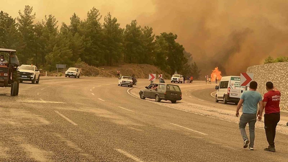 Seydikemer Yangını 8 Saattir Sürüyor