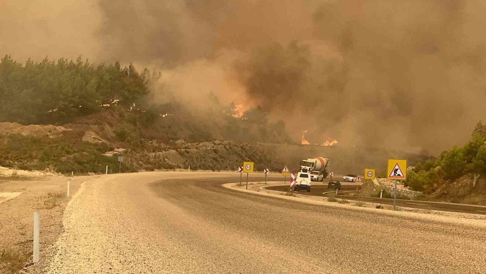 Seydikemer Yangını 8 Saattir Sürüyor