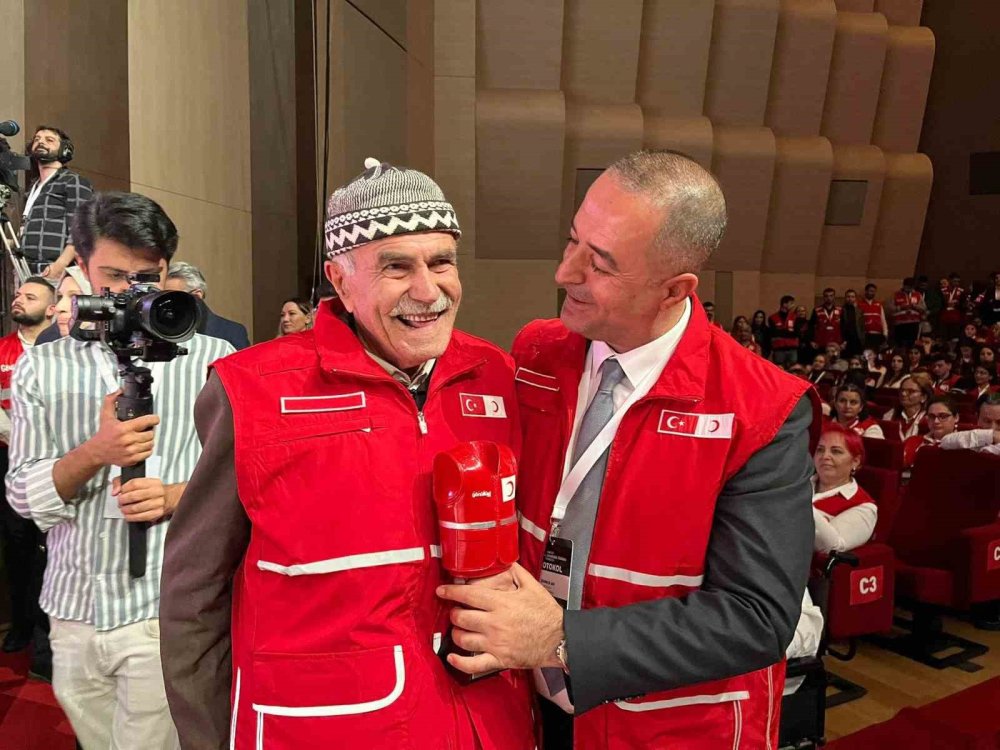 31 Yılda 25 Bin Ağaç Dikerek, Kurak Araziyi Oksijen Sahası Yaptı
