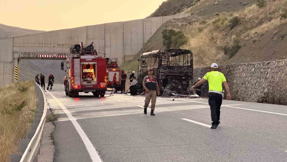 Erzincan-Sivas Yolunda Yolcu Otobüsü Küle Döndü.. Yangın Anları Kameraya Yansıdı!