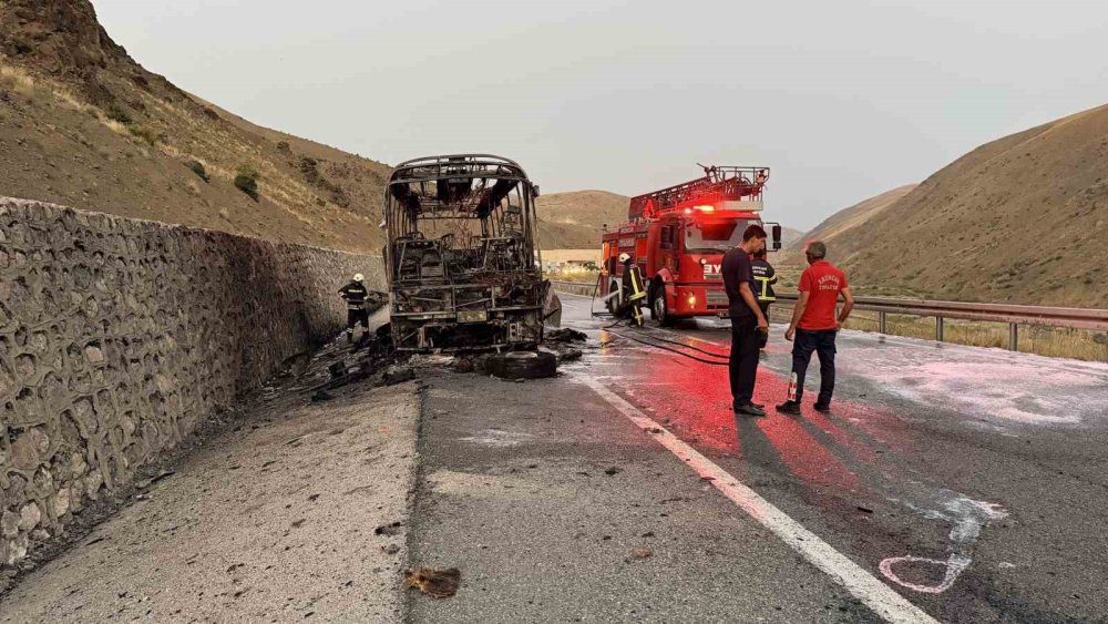 Erzincan-Sivas Yolunda Yolcu Otobüsü Küle Döndü.. Yangın Anları Kameraya Yansıdı!