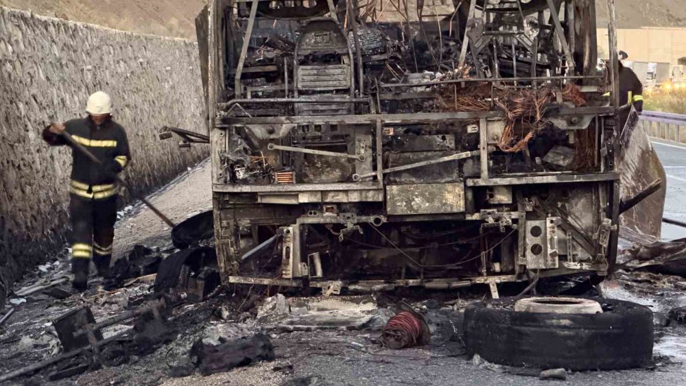 Erzincan-Sivas Yolunda Yolcu Otobüsü Küle Döndü.. Yangın Anları Kameraya Yansıdı!