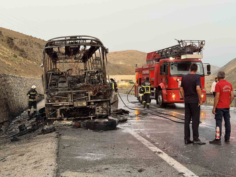 Erzincan-Sivas Yolunda Yolcu Otobüsü Küle Döndü.. Yangın Anları Kameraya Yansıdı!