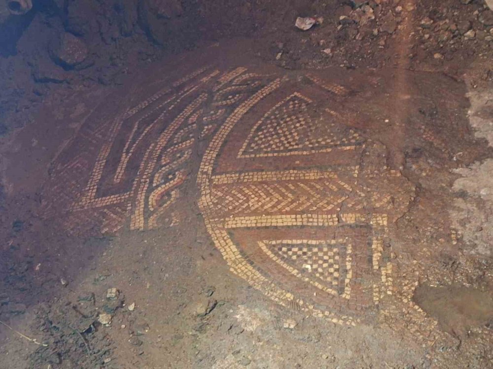 Mardin’de Tarihi Eser Kaçakçılığı Operasyonunda 1500 Yıllık Mozaik Ele Geçirildi